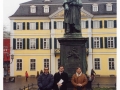 2002, Bonn (Germania), il Trio sotto la statua di Beethoven